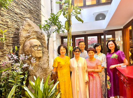 The Vietnam Cultural Heritage Association Presented Trinh Hoang Dieu, The Designer Of Ao Dai, With A Certificate Of Merit