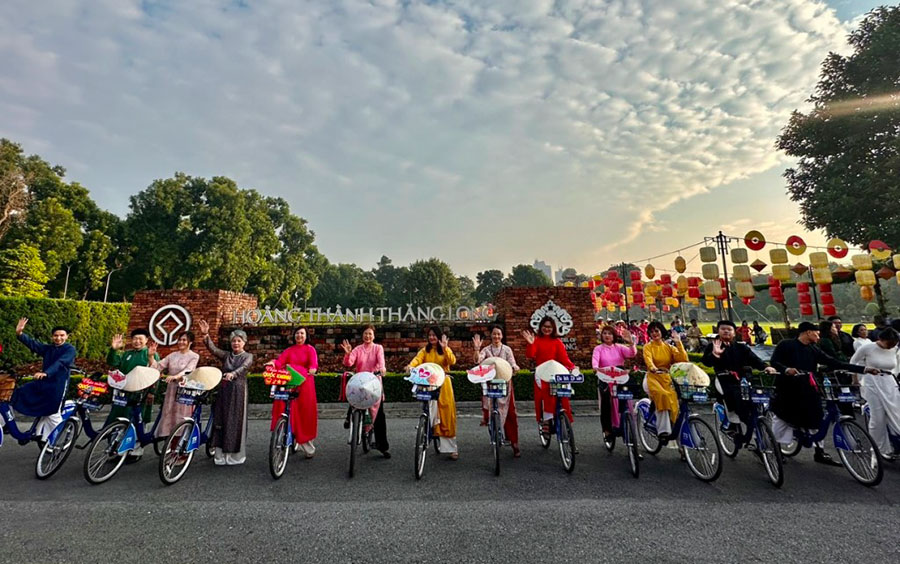 The parade started from the Thang Long Imperial Citadel.