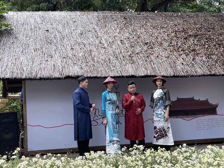 According to designer Viet Bao, under the silk chiffon layer, the landscape drawing on the ao dai will stand out more, giving the impression of gazing at Hue on a misty afternoon